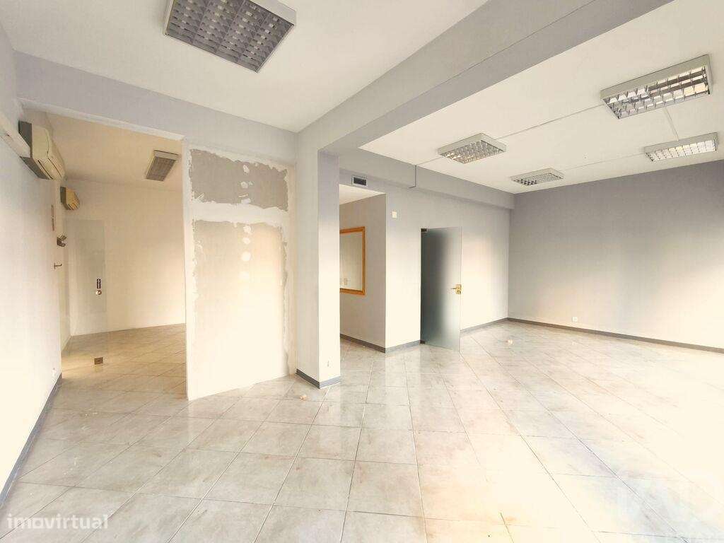 Loja / Estabelecimento Comercial em Faro (Sé e São Pedro) de 122,00 m2 - Grande imagem: 4/21