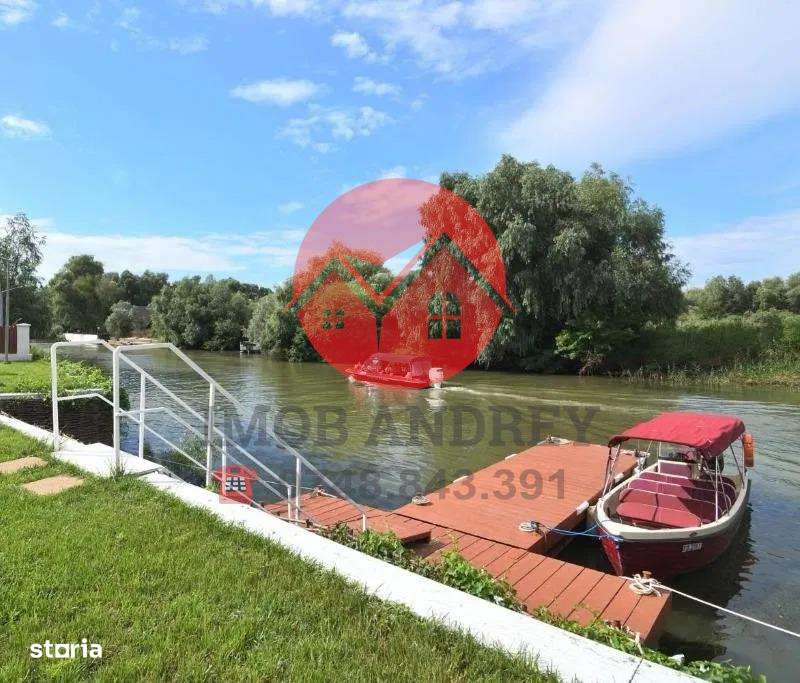 Pensiune moderna in Delta Dunarii, ponton si iaz privat pentru turism - Imagine principală: 4/19