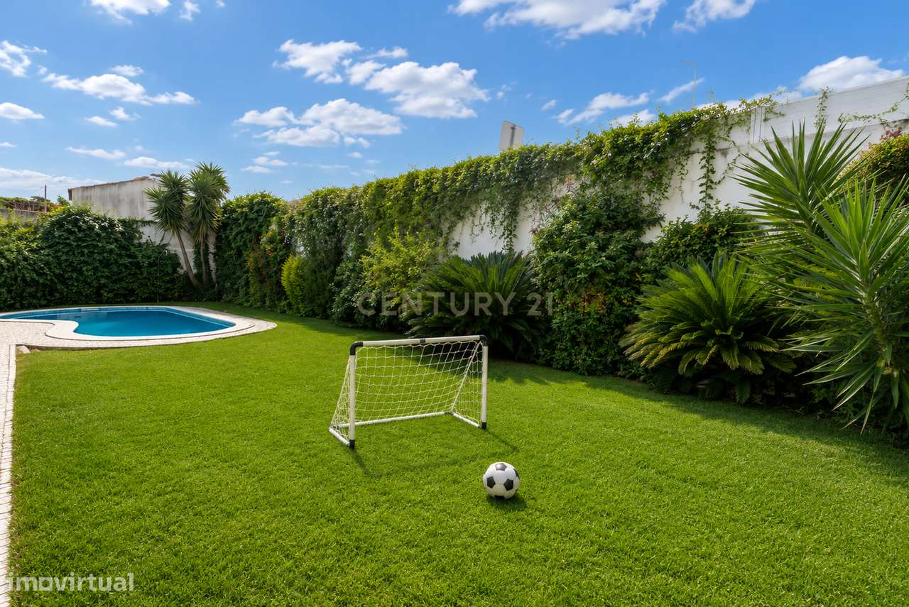 Moradia Isolada T5 com Piscina | 2 Suites | Garagem Box | Lote 585m2 |-16