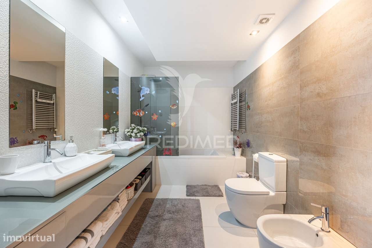 Exclusivo T3 de Prestígio em Urgezes – Luz, Sofisticação e Espaço S...-19