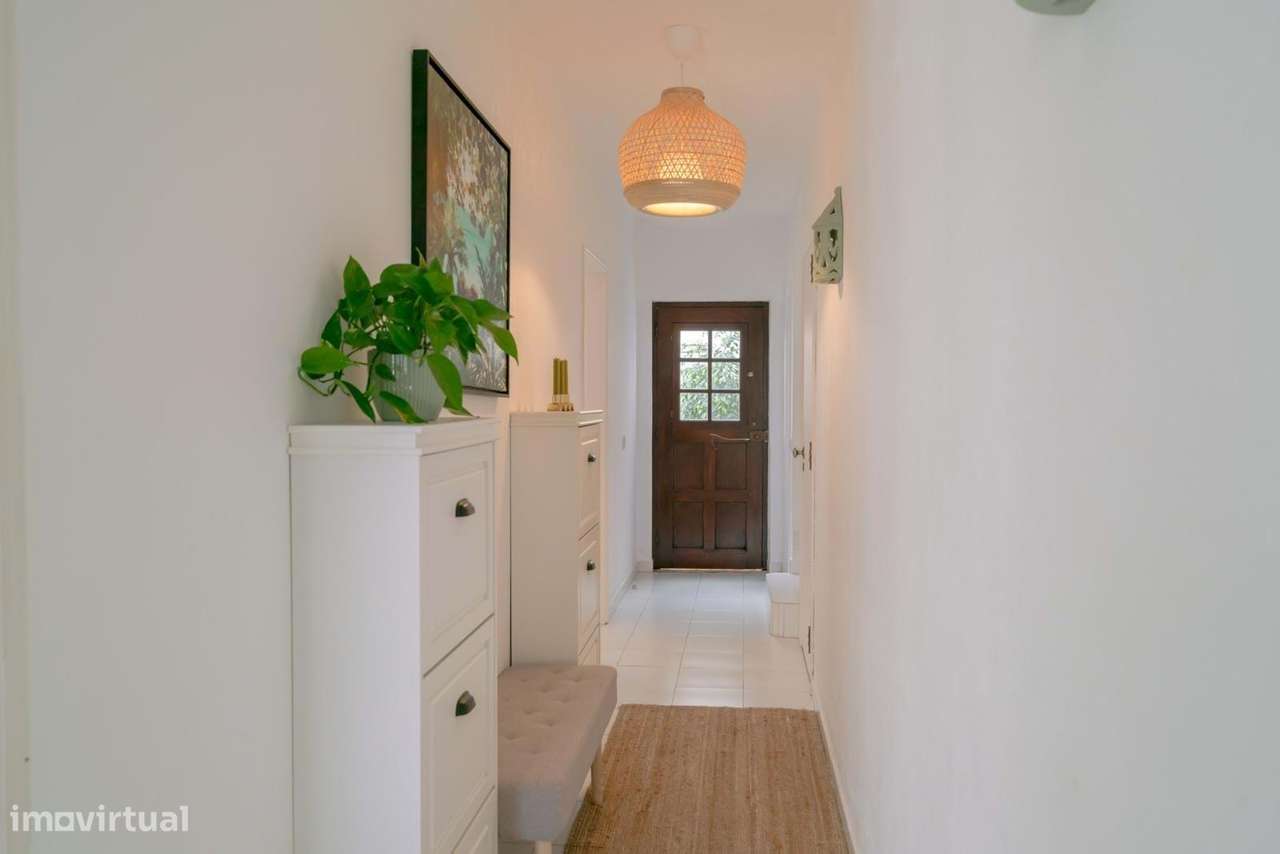 CHARMOSA CASA GEMINADA DE 3 QUARTOS E 2 c.BANHO NO CENTRO DA VILA DE B-5