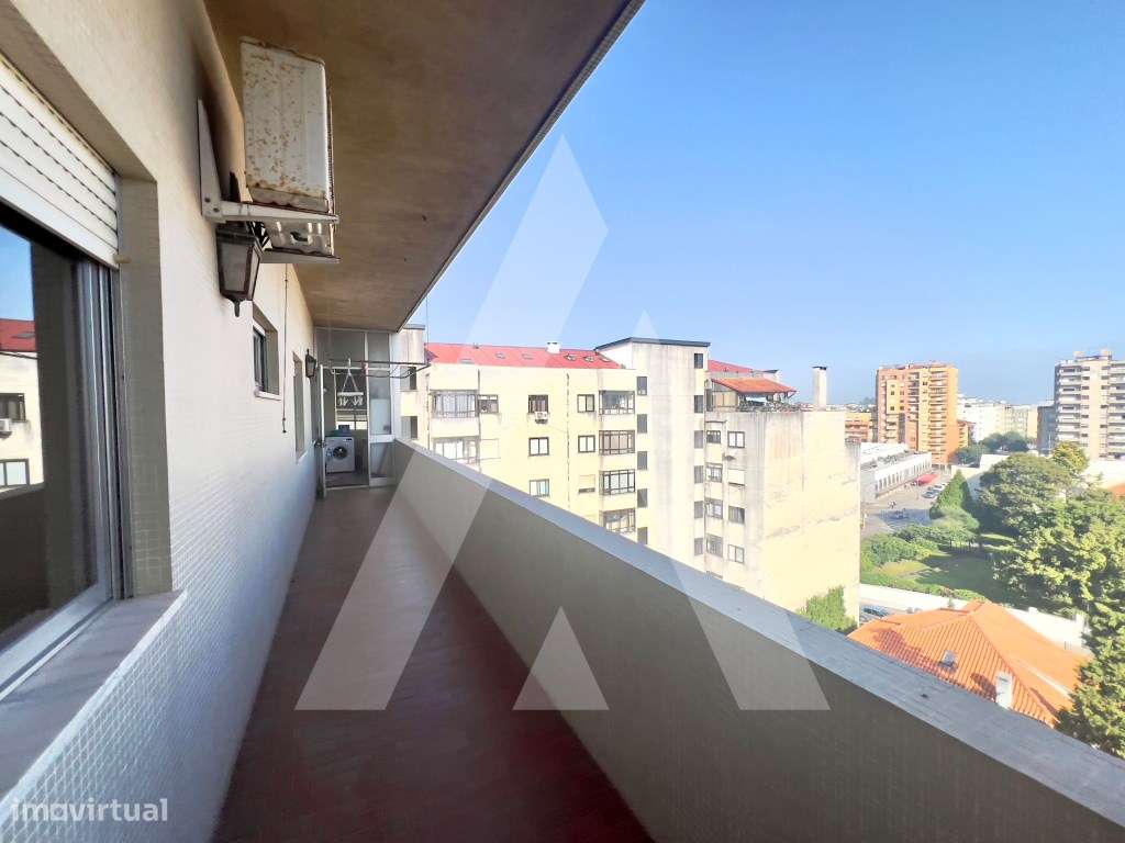Apartamento T4 Duplex no centro de São João da Madeira-25