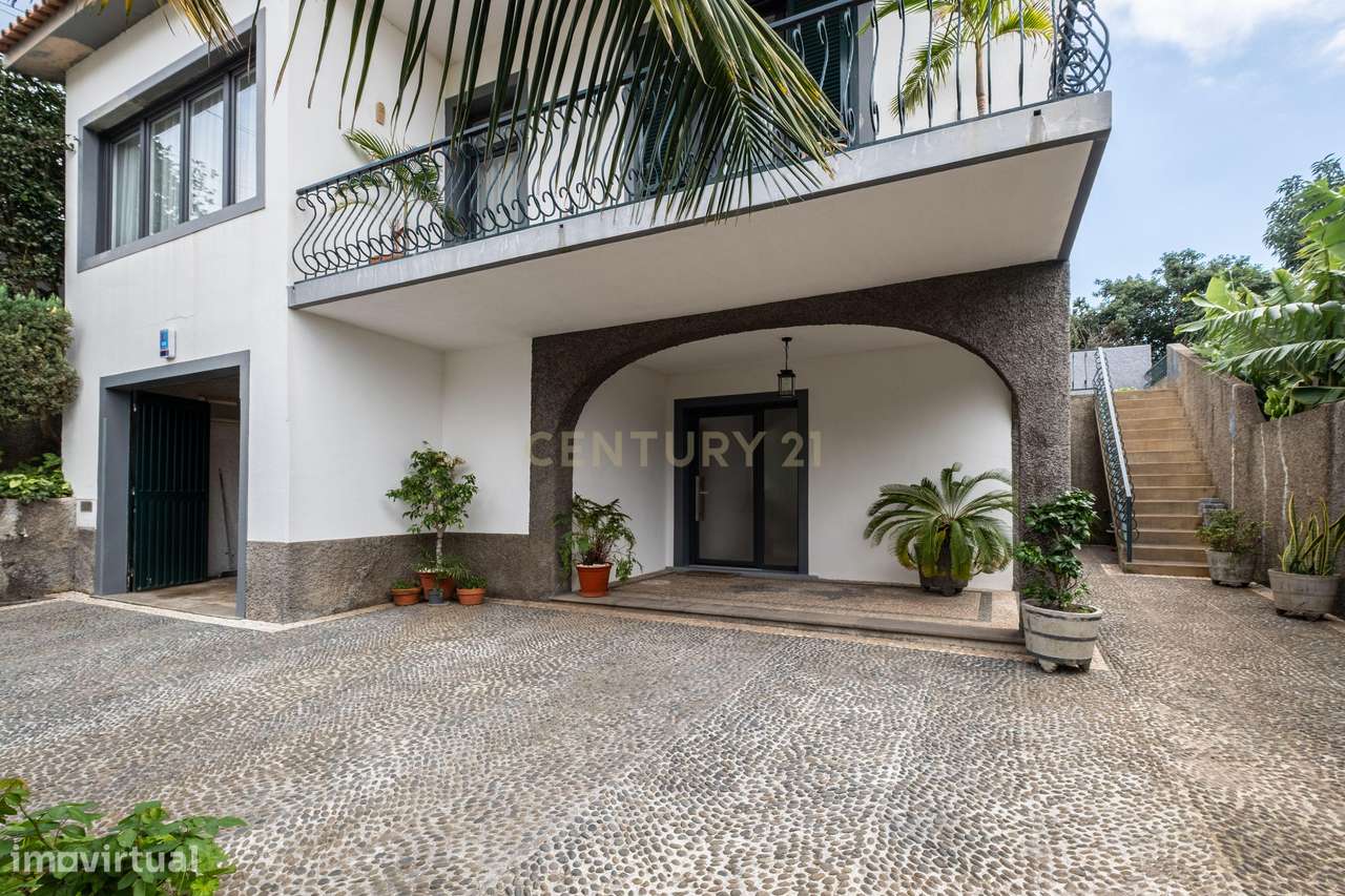 Moradia T2 Remodelada em Câmara de Lobos com Vista para o Pôr do Sol-7