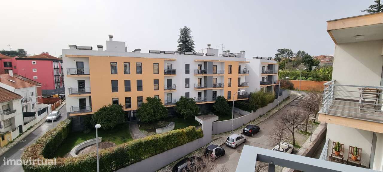 T2 com varanda, garagem e piscina em Benfica-9