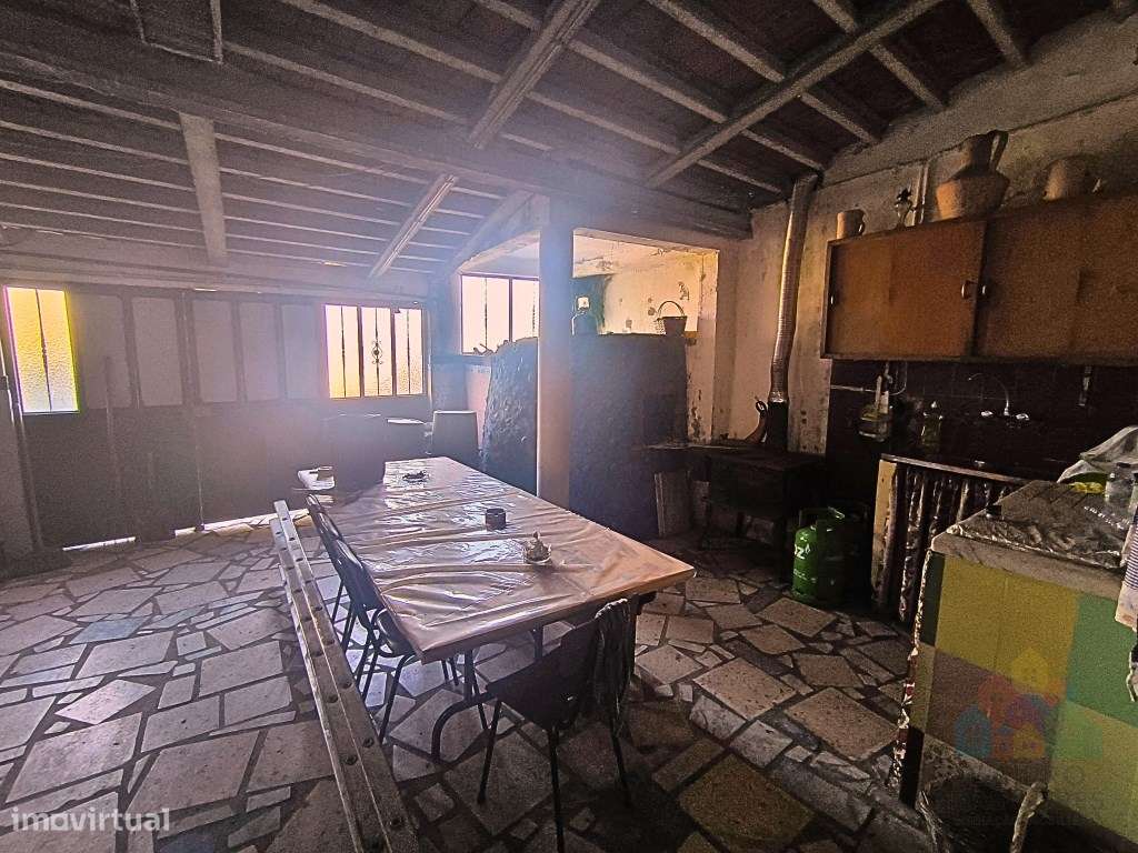 Moradia térrea com terreno junto aos acessos da A13-9