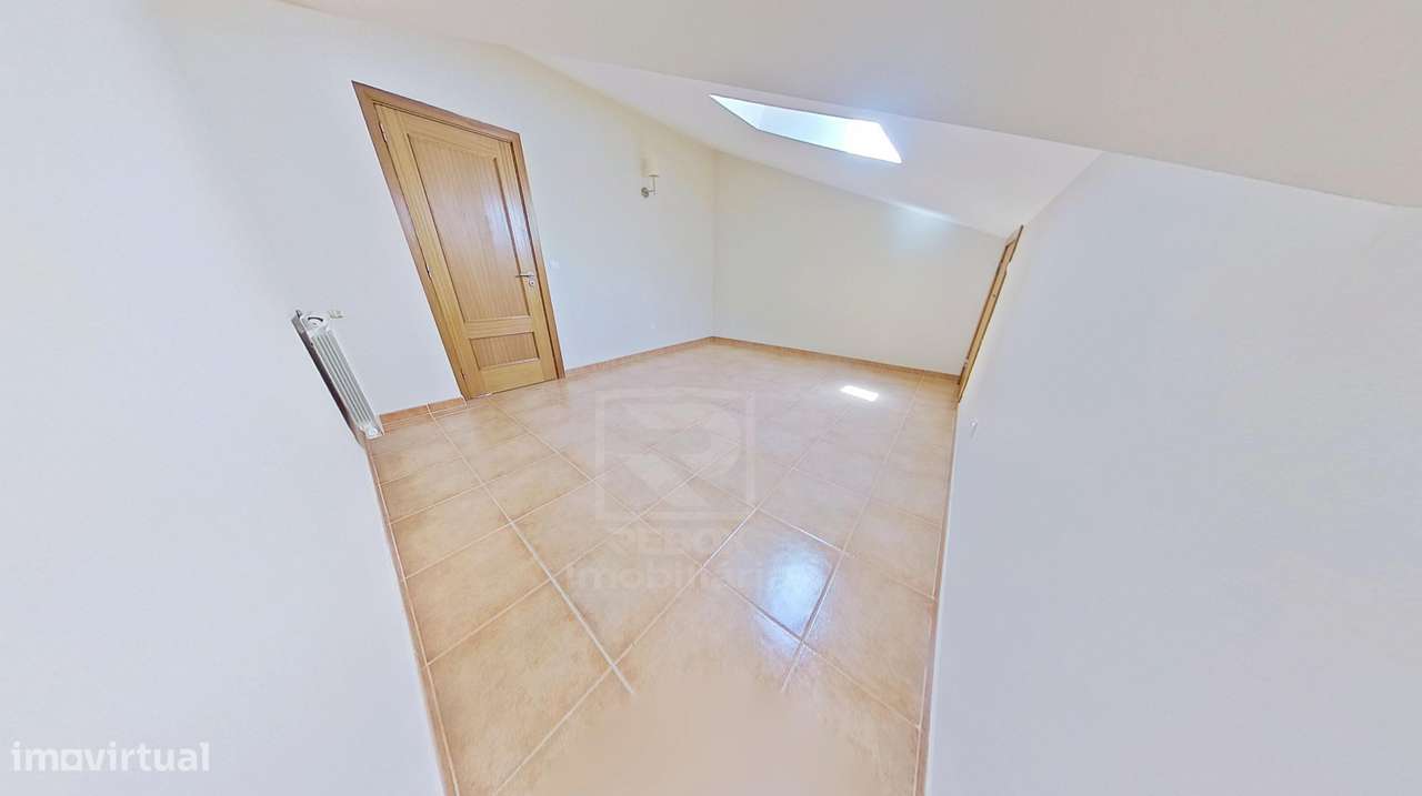 Moradia T5 isolada com 20 painéis solares e 3 quartos no piso térreo-32