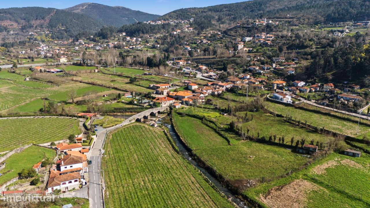 Moradia em pedra para reconstrução com projeto hoteleiro aprovado em A-4