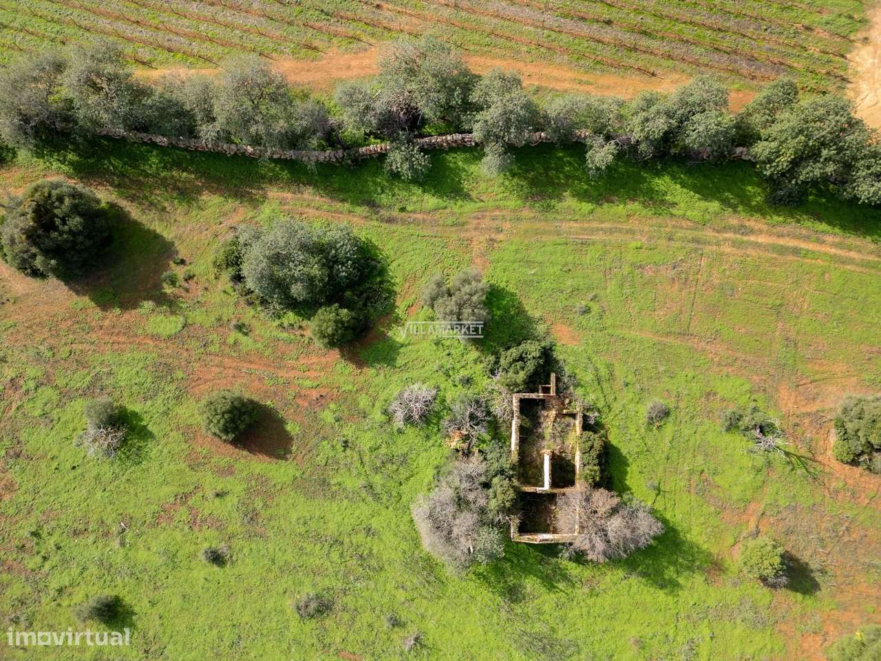 Terreno urbano com 21,8 hectares situado na ligação entre a A22 e o ce-15