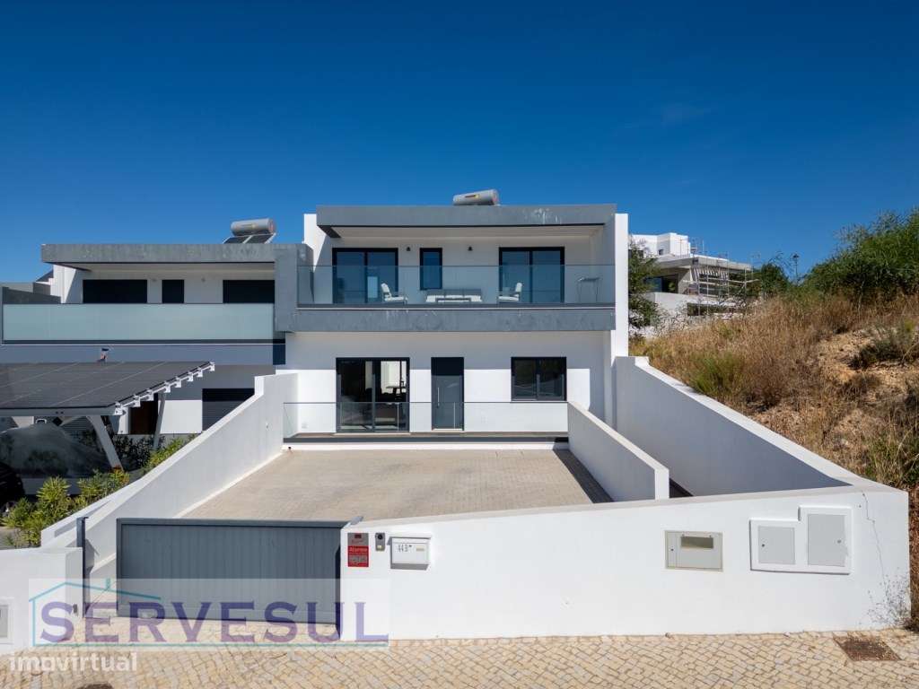 Moradia Moderna com Piscina e uma vista magnifica para o Campo de G...-48