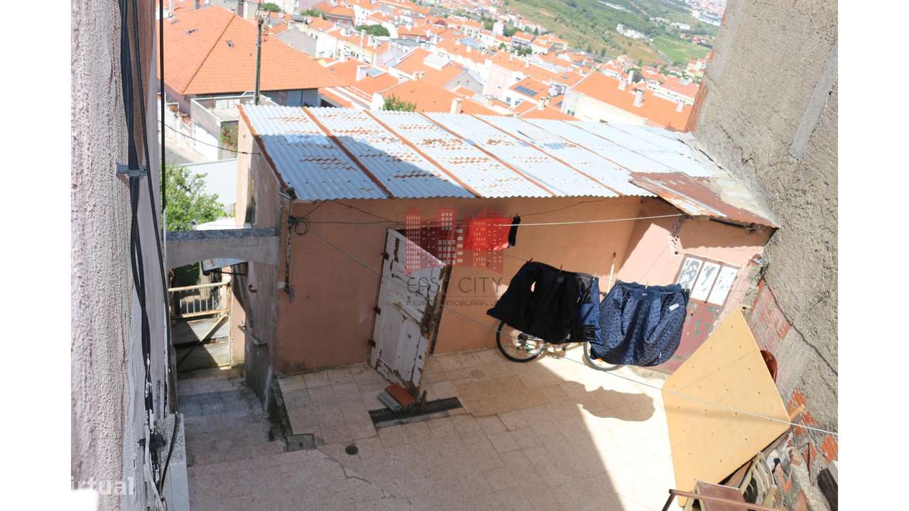 Moradia T2+T2 | Terreno 326 M2-12