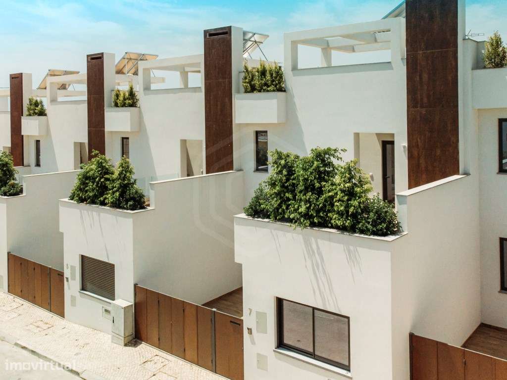 Moradia em banda T3, piscina e terraço com vista mar, Fuseta, Algarve - Grande imagem: 2/22