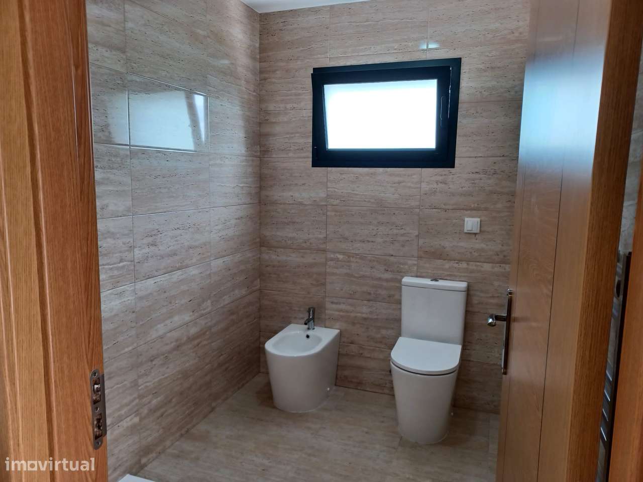 Moradia nova com cerca de 800 m2 de terreno, murada - Grande imagem: 4/20