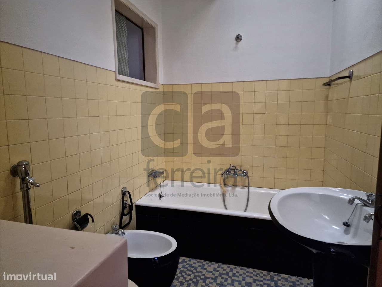 Moradia T4+2 em Almeirim com garagem e quintal-18