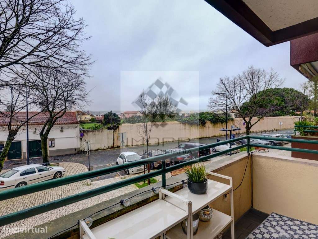 Apartamento T2 com varanda no centro de Carnide-25