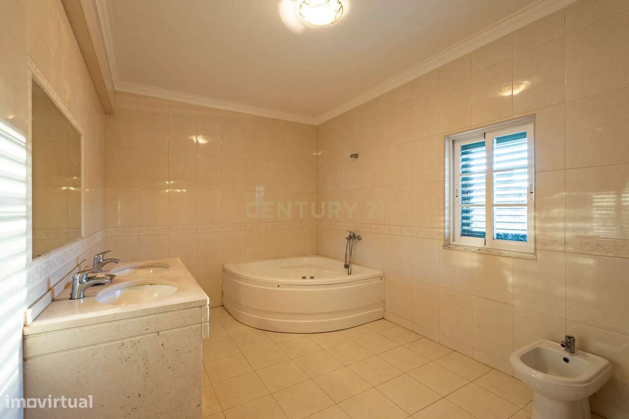 Espaço, conforto e qualidade — Moradia T4 no Vale da Rosa-14