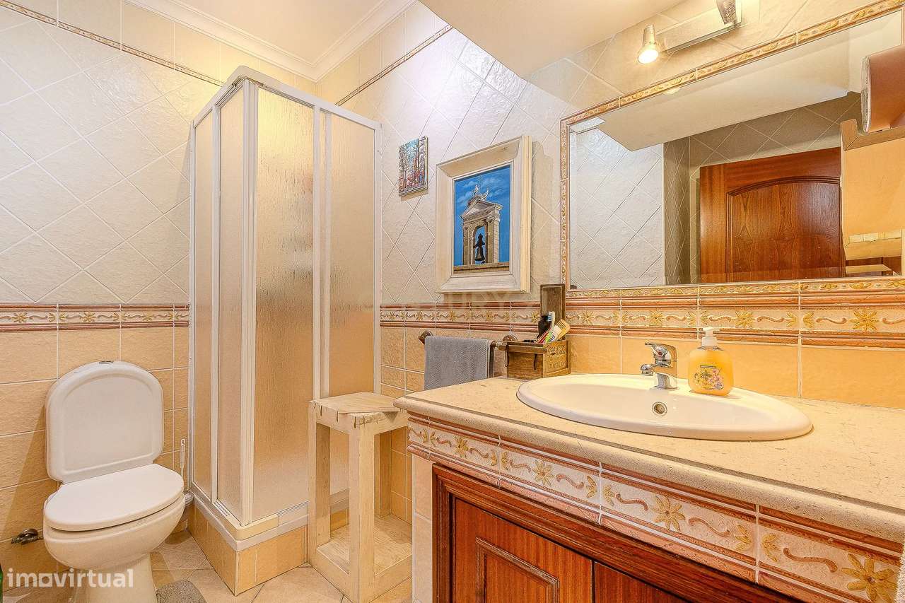 Moradia T2 Geminada C/ 2 Apartamentos Independentes e 238 M2 de Área E-12