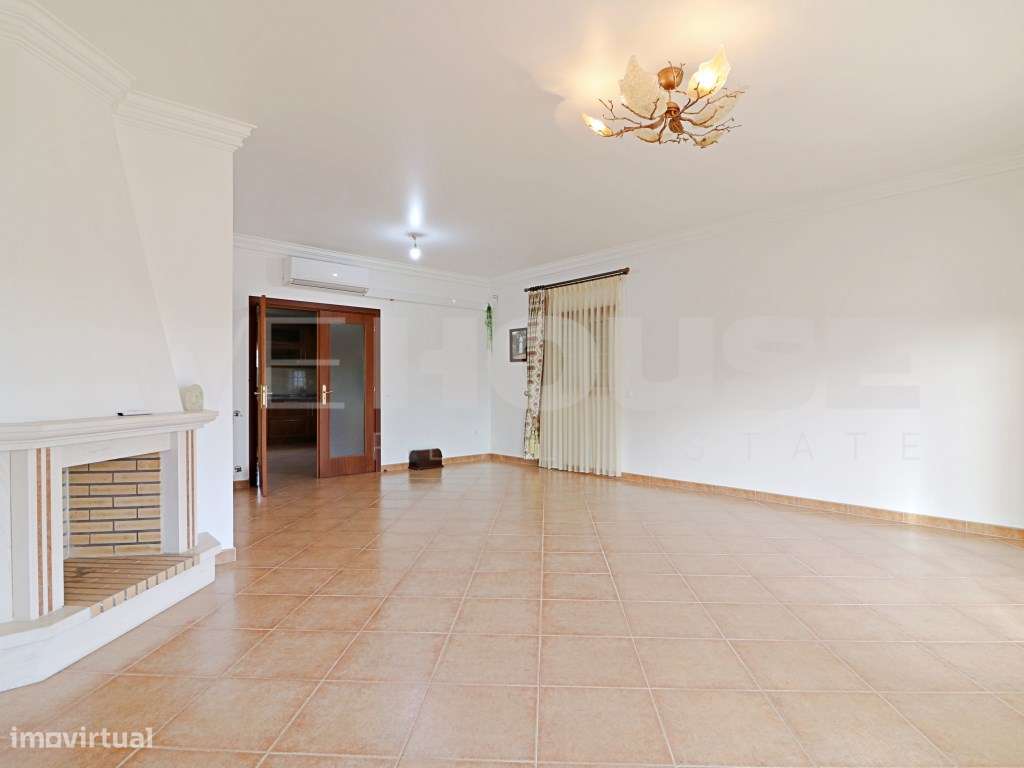 Moradia T4 com 280 m2, inserida em terreno com 2500 m2 em Palmela-46