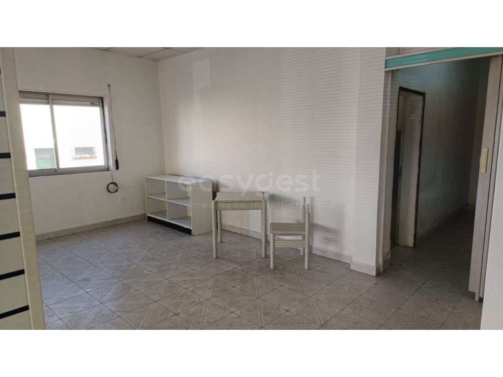 Loja espaçosa para comércio ou serviços na Avenida da Liberdade, Al... - Grande imagem: 5/12