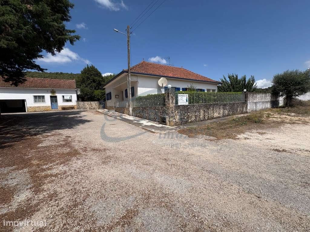 Moradia T5 com Grande Terreno Plano, Garagem, Anexos e Elevado Pote...-24