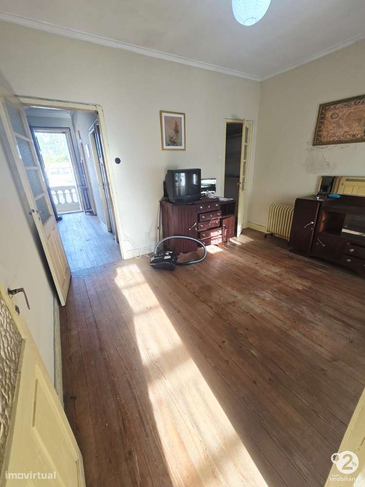 Moradia V3 no Porto perto do Parque Nascente ( para recuperar )-10