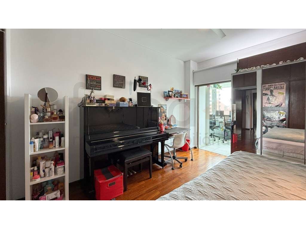 Apartamento T4 em Miraflores-17