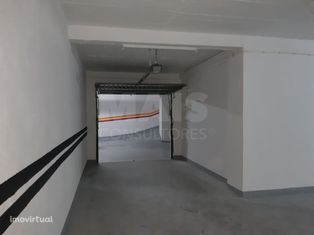 Garagem Box com capacidade para vários automóveis em Massamá Norte