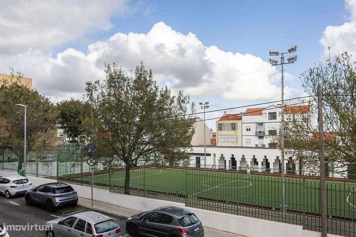 Apartamento T3 à venda em Alto da Brandoa-13