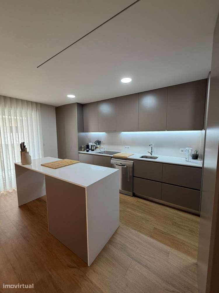 Apartamento T2 recentemente remodelado, mobilado, perto da praia - Grande imagem: 4/17