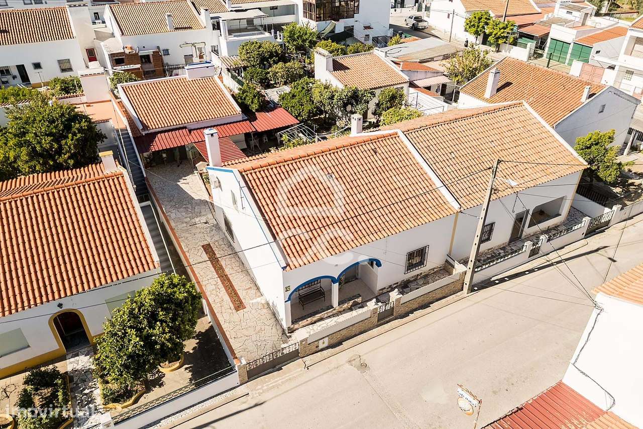 Moradia térrea com quintal, garagem e sótão, em lote de gaveto com 324 - Grande imagem: 2/54