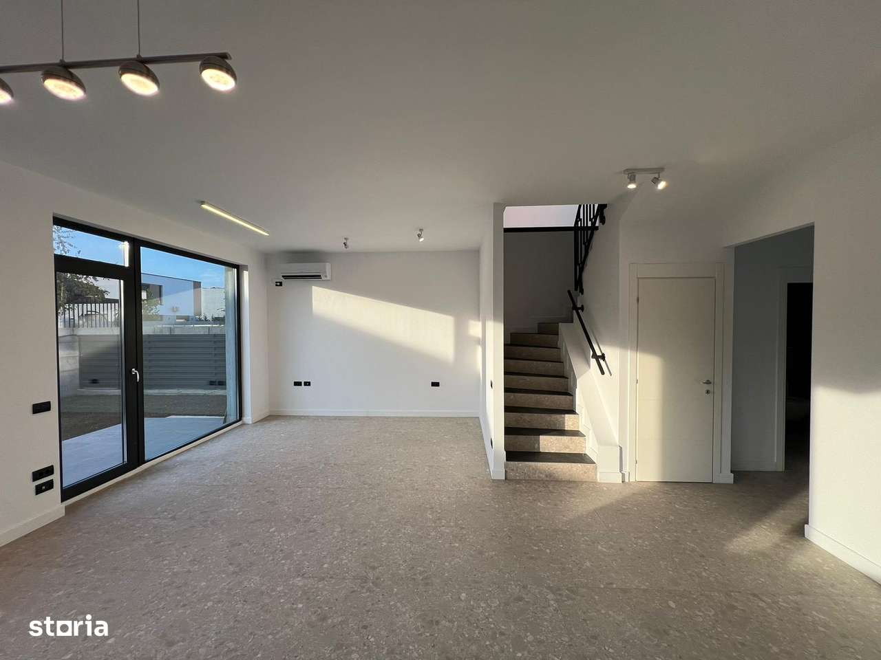 LA CHEIE! gata de mutare The Class Villas Tunari, TEREN 300 MP-0