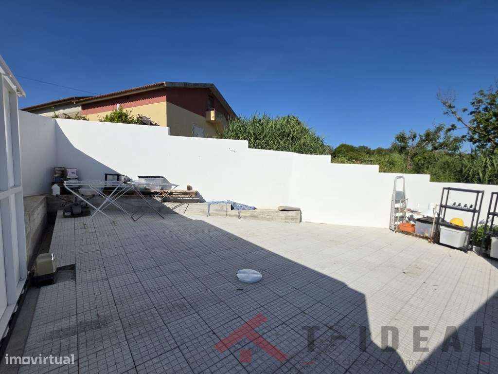 Moradia Renovada com Espaço Exterior-33