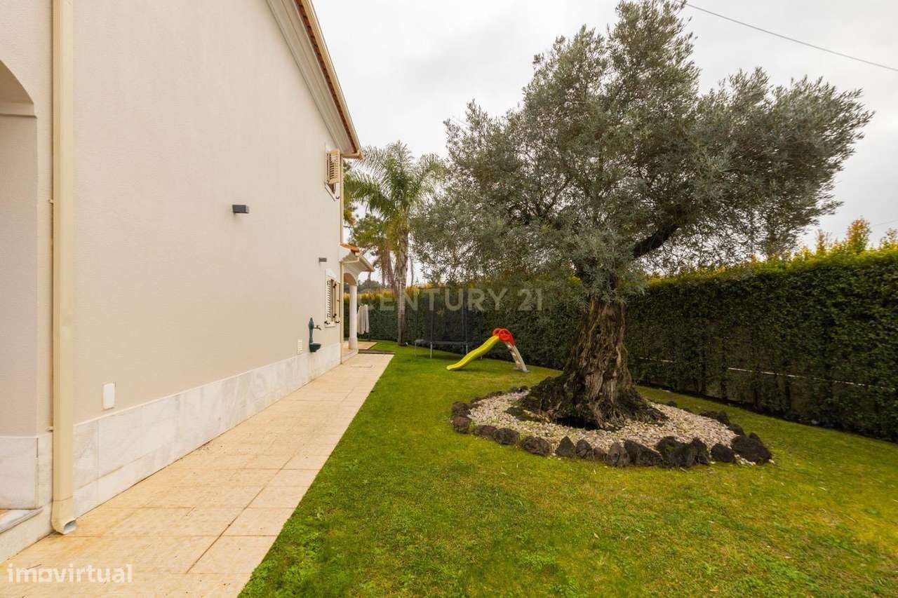 Moradia na Aroeira – Conforto, Elegância e Lazer-20