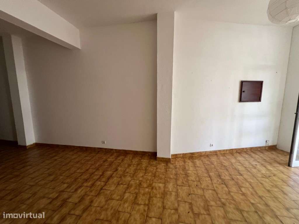 Loja com projeto de alteração para a apartamento T2 na Câmara Munic... - Grande imagem: 4/9