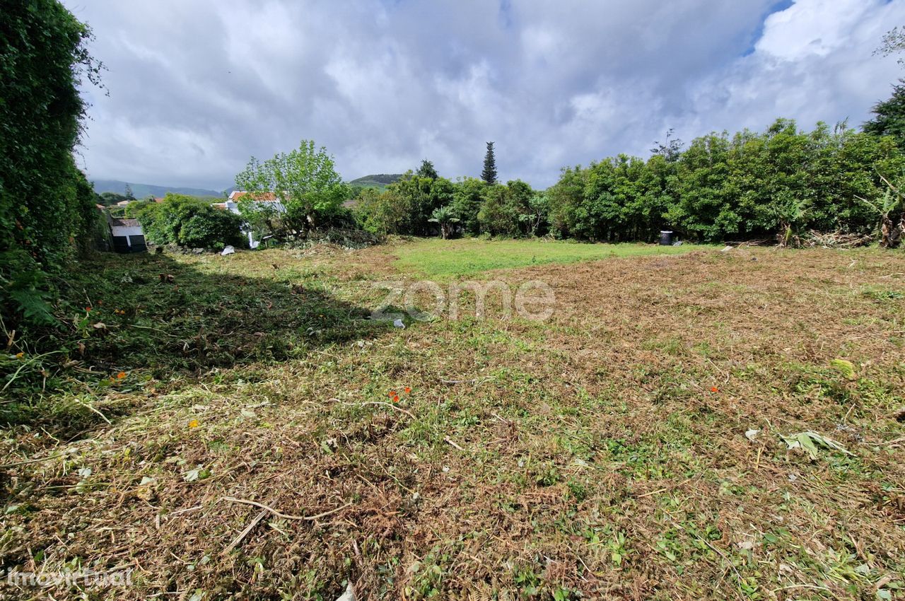 Terreno rústico com área total de 1400m2, na Ribeira Grande