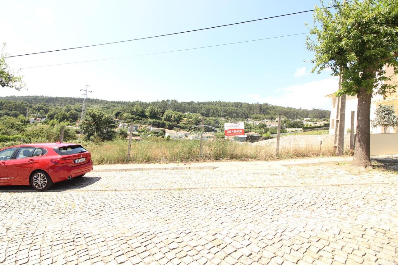 Lote de terreno com oitocentos m2 em Calvos, Guimarães