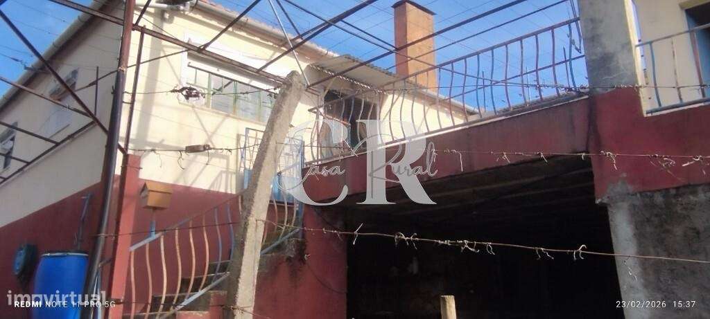 Moradia T3 com vários anexos, terreno e poço-5