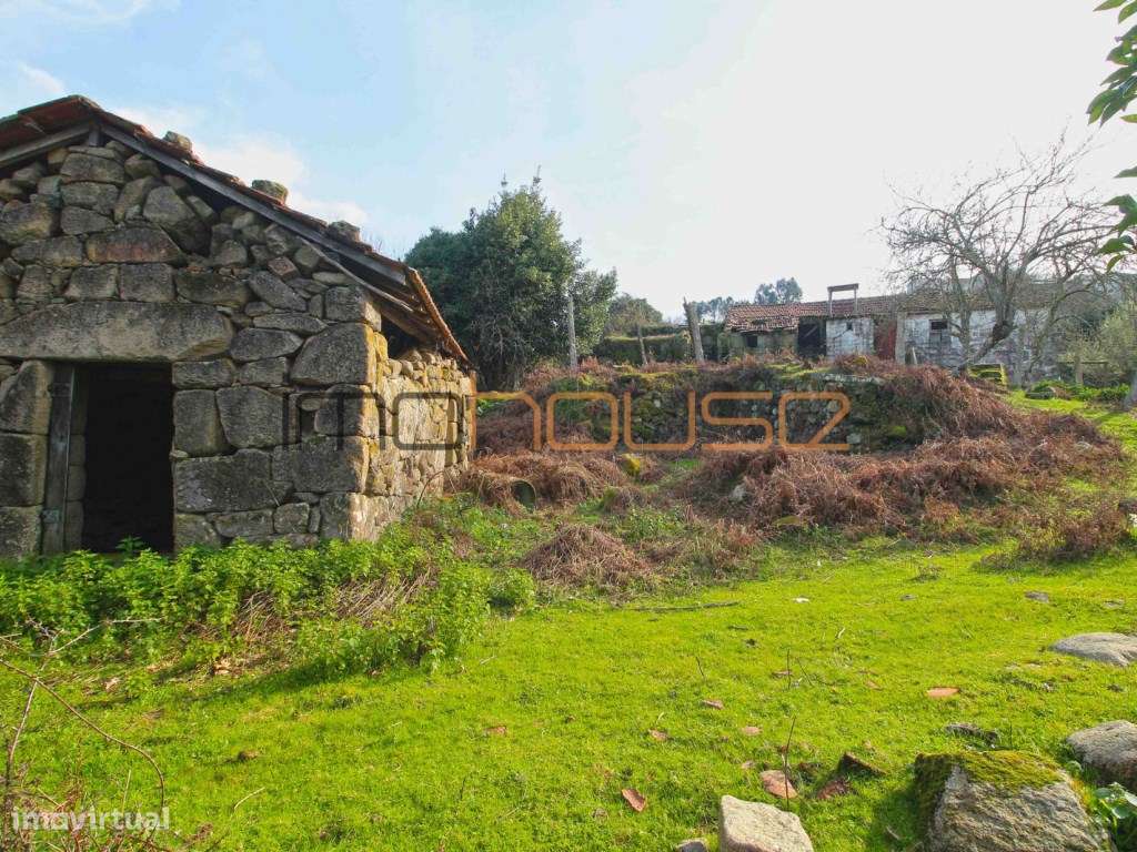 Quinta de 5.6 ha - Varias edificações, ribeiro e vista Douro-11