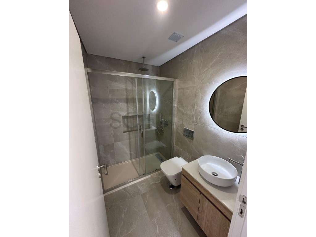Moradia Nova T4 Geminada Fernão Ferro Pérgola e Piscina - Grande imagem: 5/21