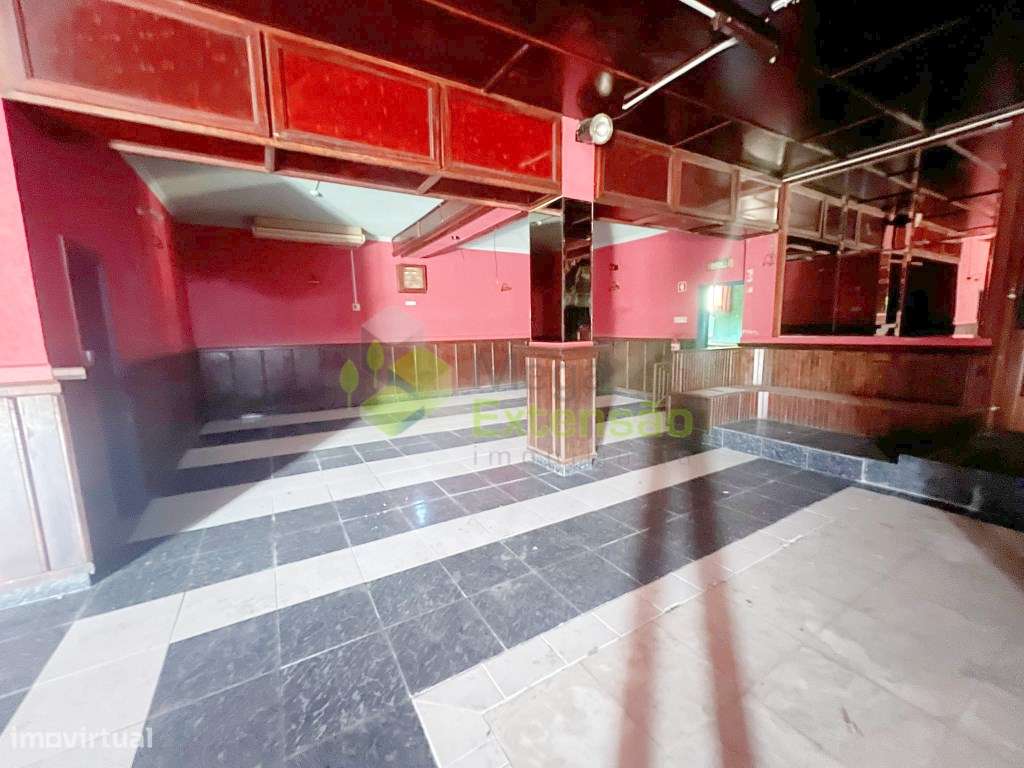Antigo bar, para recuperar, perto de Alcoentre - junto à A1, com lo...-3