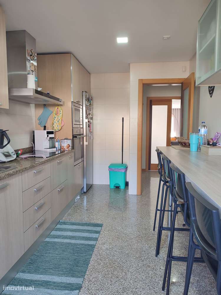 Moradia T4 (2 suites),cond. fechado, piscina, campo de jogos e ginásio-12