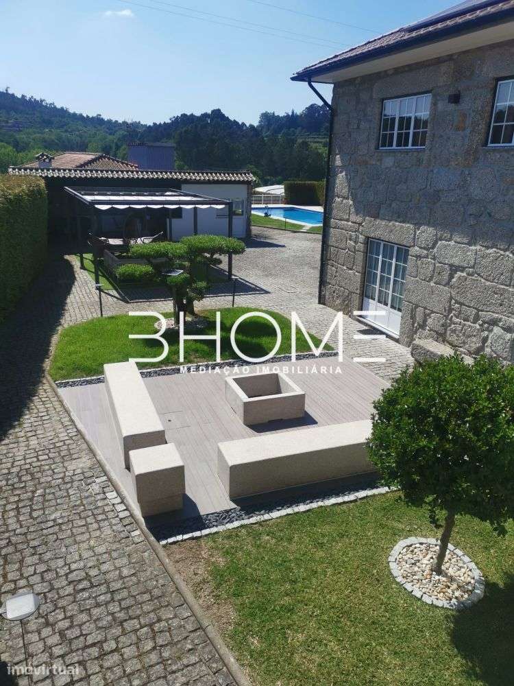 Propriedade com Casa em Pedra, T6, com piscina e campo de jogos-31