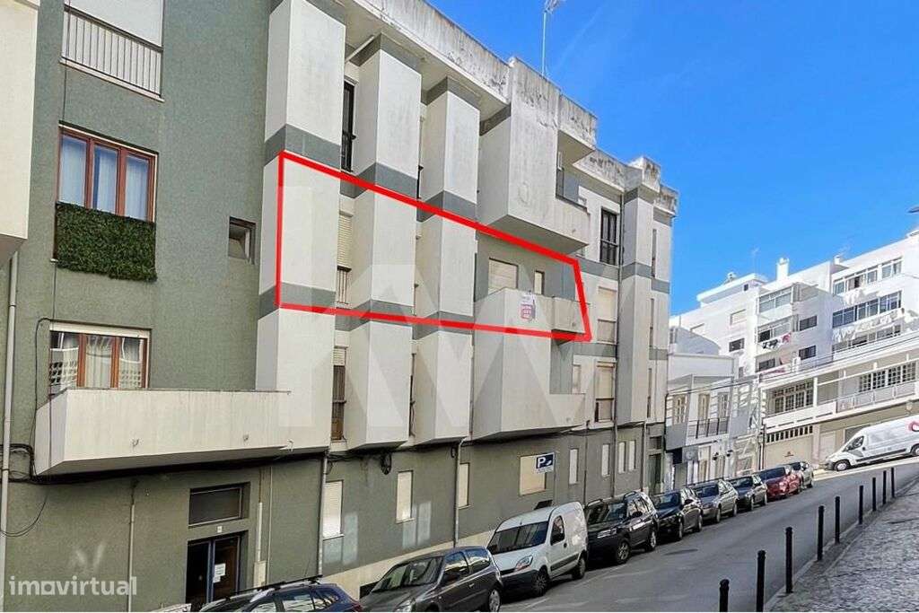 Apartamento T4 com varandas e marquise localizado no centro de Portimã - Grande imagem: 2/22