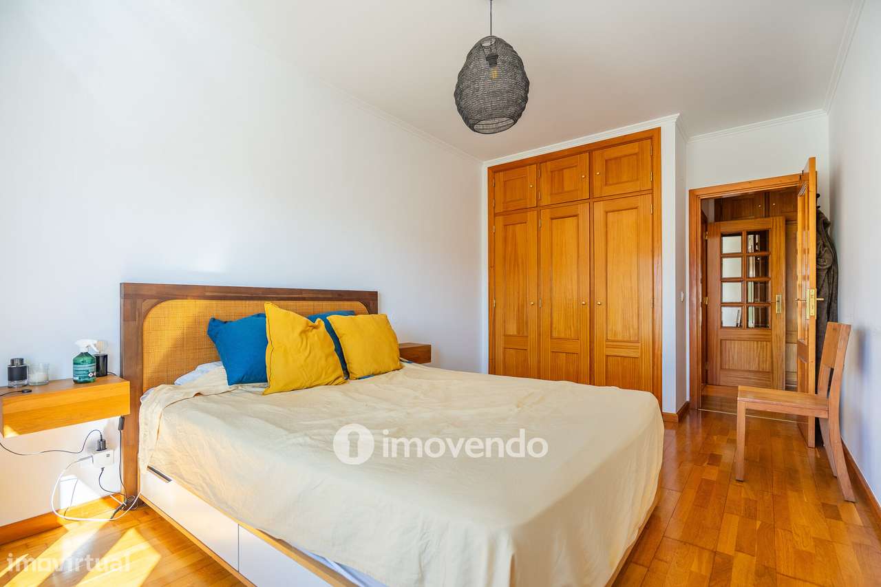 Apartamento T2 com estacionamento e arrecadação, em Mem Martins-19