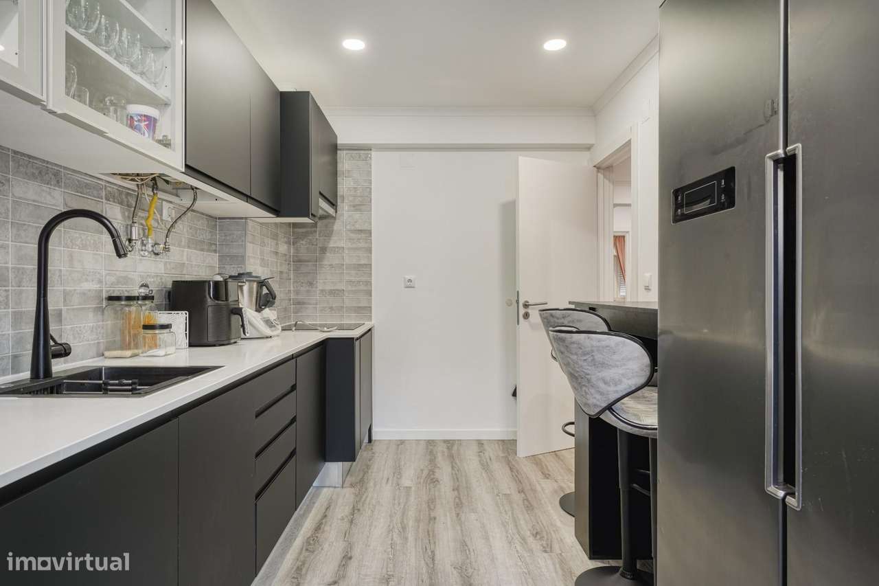 Apartamento T2+1 Totalmente Remodelado no Casal do Marco, Seixal-13