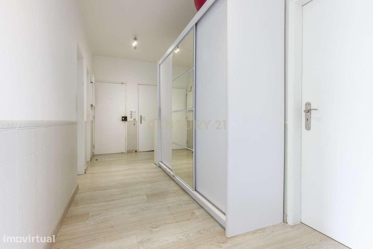 Excelente Apartamento de 4 Assoalhadas com Terraço e Sótão Independent-21
