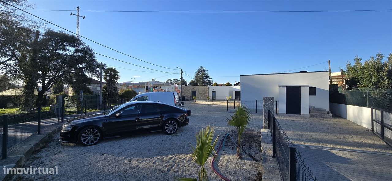 4 Moradias + Terreno c/ possibilidade de negócio - Vila Nova de Famali-4