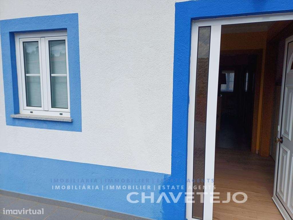Moradia de Campo com Terreno, Furo de Água e Olival-5
