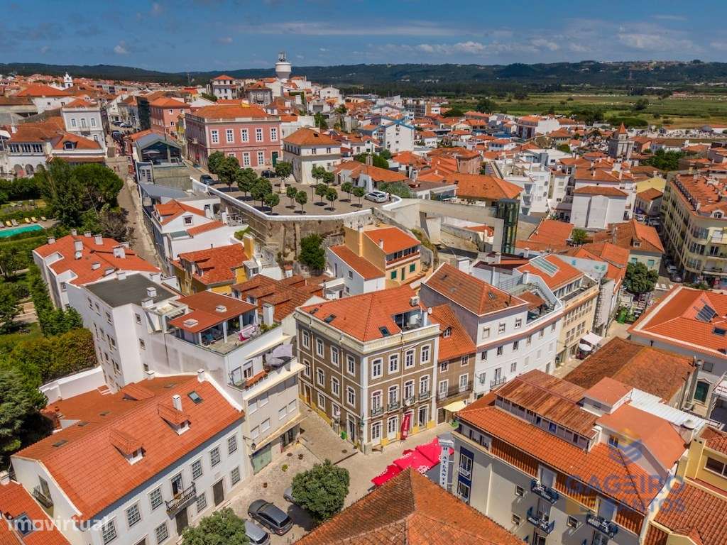 Apartamento Único com Charme Histórico e Conforto Moderno a Passos ...-50