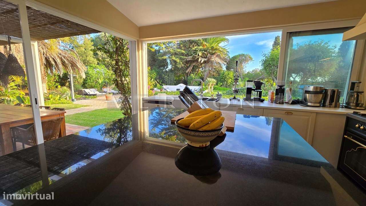 Algarve, Caramujeira,  para venda moradia V3 espaçosa renovada com vis-21