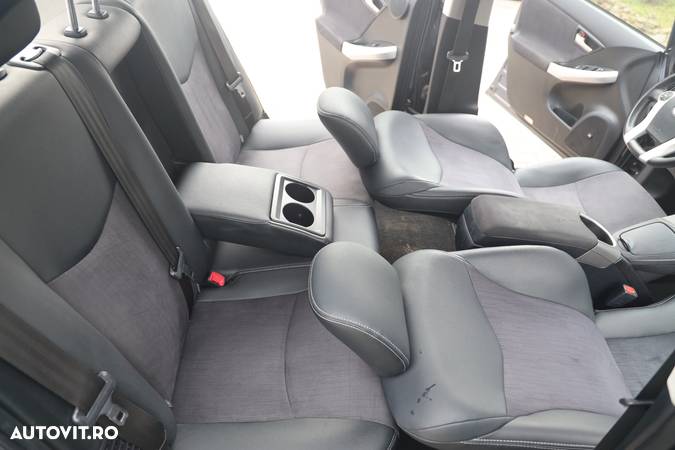 Toyota Prius Plug-in (Hybrid) Comfort - 14